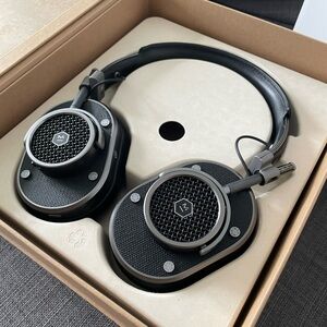 Master & Dynamic MH40 wireless headset